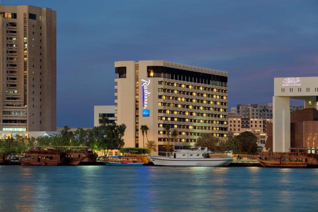 هتل رادیسون بلو در دبی (Radisson Blu Hotel, Dubai Deira Creek)